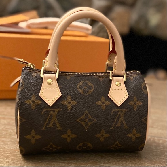 LOUIS VUITTON Mini Speedy w Strap - Picture 6 of 13